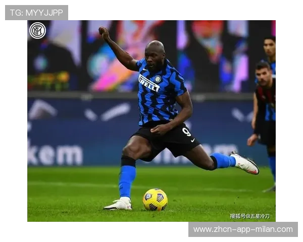 曹永竞禁区边缘起脚兜射，皮球划出弧线直挂球门死角